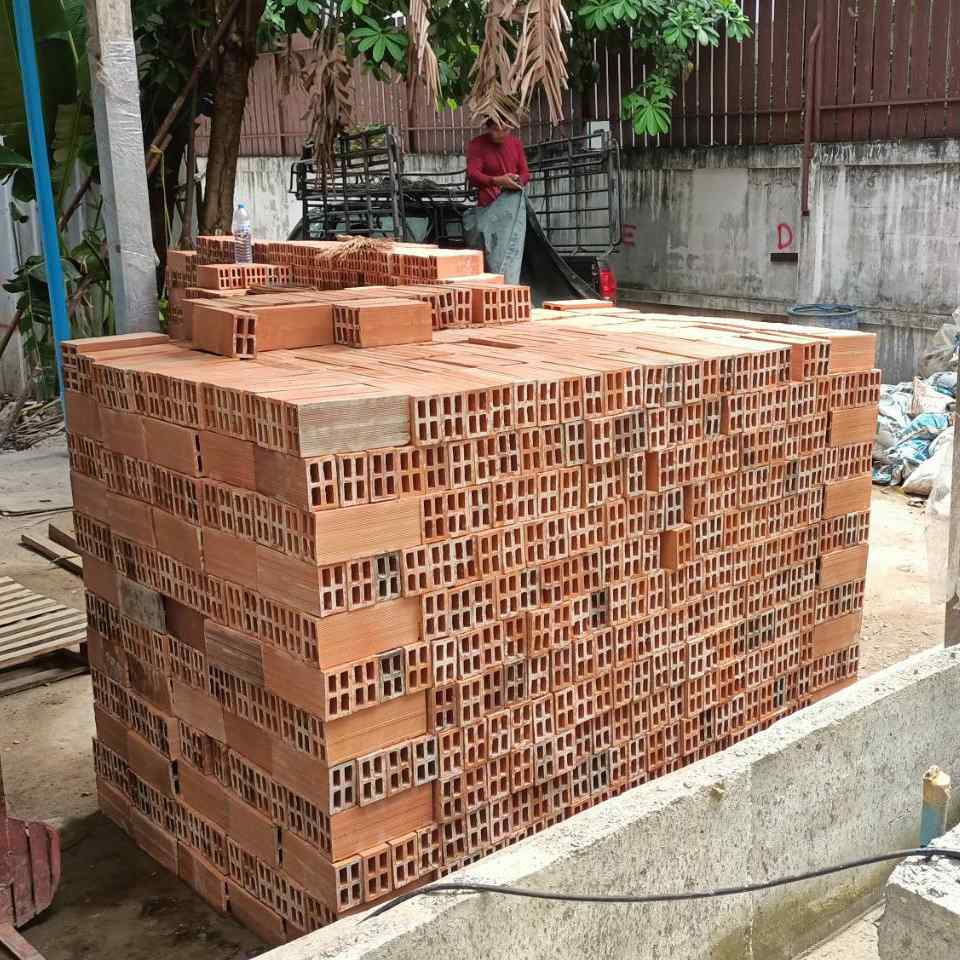 จัดส่ง อิฐ 4 ช่อง มอก. 154-2540 ถึงหน้างาน กรุงเทพ